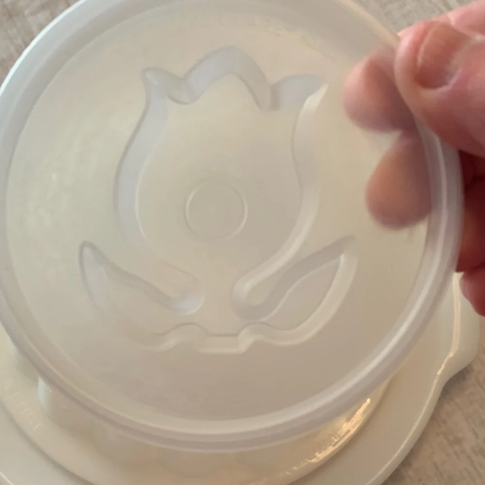 Tupperware Vintage Jel-N-Serve Floral Design Mold/ Container White  EUC